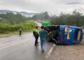 Jalan Licin, Bus Penumpang Terbalik usai Tabrak Motor di Jalan Lintas Solok-Padang