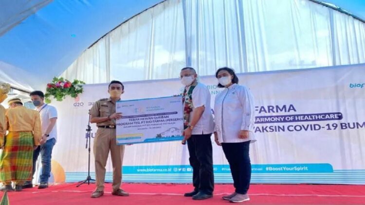 Pihak Bio Farma saat menyerahkan hewan qurban secara simbolis kepada Kepala Puskesmas Binamu Jeneponto Sulsel pada peninjauan uji klinis fase 3 vaksin COVID-19 BUMN di Jeneponto, Sulsel, Selasa (12/07/2022). ANTARA Foto/Nur Suhra Wardyah