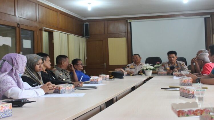 Satpol PP Padang bersama instansi terkait melakukan rapat membahas penataan PKL di Pantai Padang. (IST)