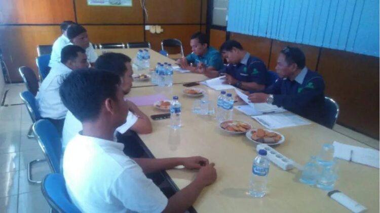 Dinas Tenaga Kerja Pasaman Barat saat menyosialisasikan program perlindungan kerja bagi guru mengaji, guru TPA dan garin kepada perusahaan kelapa sawit di daerah itu melalui program CSR. (Antara/Altas Maulana).