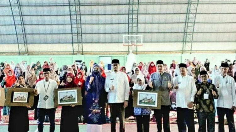 Pemko Bukittinggi Bantu 930 Guru Non PNS Berupa Uang Insentif 1 Pemberian insentif Guru Non PNS di Bukittinggi (Antara/Alfatah)