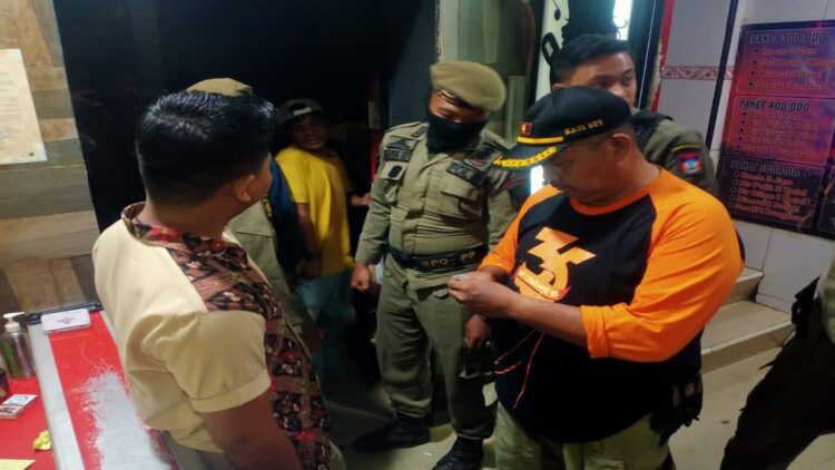 Satpol PP mendata para pemandu lagu yang terjaring razia. (IST)