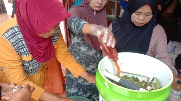 Anggota KWTH-AWR Agam sedang mengolah sampah menjadi pupuk organik cair dan pastisida alami. (ANTARA/HO)