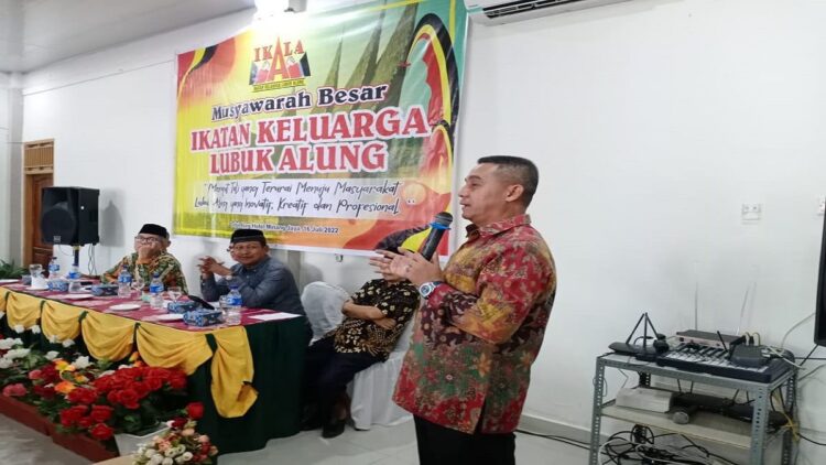 Terpilih sebagai Ketum IKKALA, Kolonel Inf Adrian Adek Berencana Dirikan Koperasi Simpan Pinjam 1 Kolonel Inf Adrian Adek memberikan sambutan usai terpilih menjadi Ketum IKKALA periode 2022-2027. (Foto: jejak77.com)