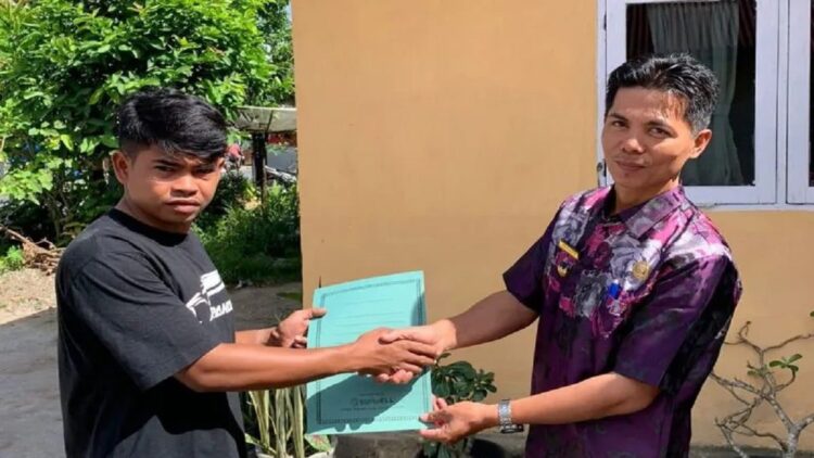 Lurah Payolansek, Kecamatan Payakumbuh Barat, Kota Payakumbuh Amiruddin bersama warga. (Antara/HO-Pemkot Payakumbuh)