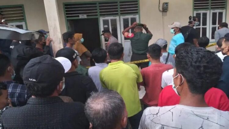 Warga berkerumun menyaksikan proses evakuasi mayat perempuan di sebuah rumah kontrakan, Kamis. Antara/Erik