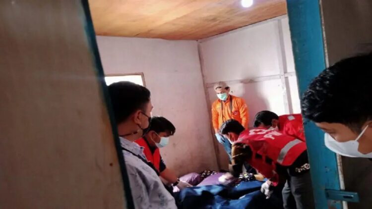 Petugas memeriksa pemuda yang nekat gantung diri di Bukittinggi. (Antara/Al Fatah)