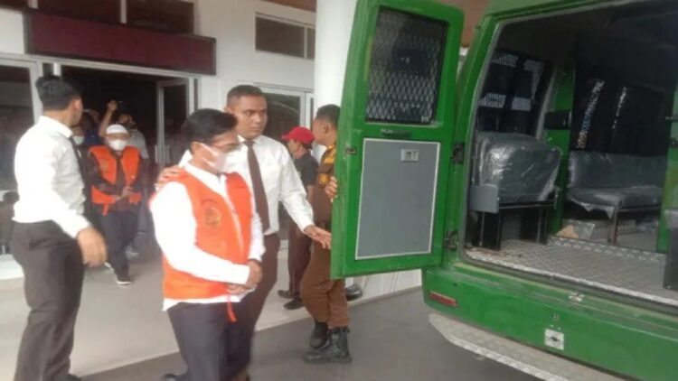 Kejaksaan Negeri Pasaman Barat saat menahan tersangka dugaan korupsi pembangunan RSUD tahun 2018-2020, Jumat. (Antara/Altas Maulana).