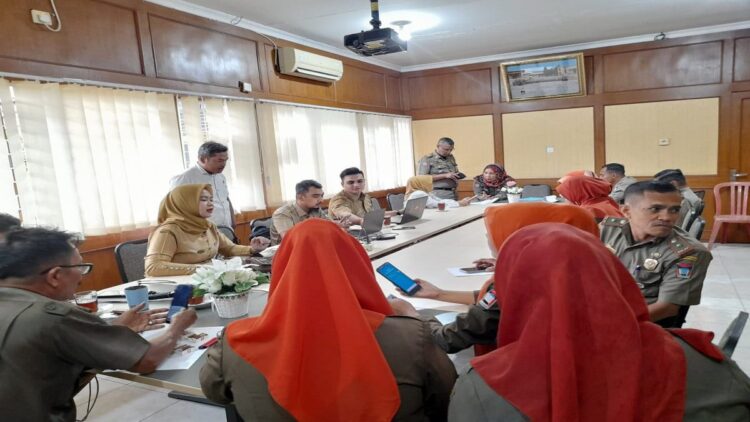 Dinas Kependudukan dan Catatan Sipil (Kadisdukcapil) Kota Padang melakukan aktivasi KTP digital kepada pegawai di Satpol PP Padang, Senin (25/7/2022). (IST)