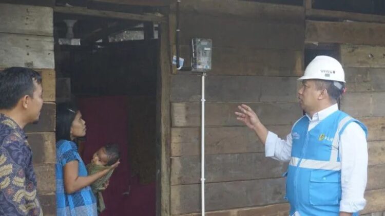 GM PLN UIW Sumbar Toni Wahyu Wibowo didampingi sejumlah manager dan senior manager foto bersama usai pemasangan atau penyambungan listrik gratis dari program Light Up The Dream (LUTD) di rumah warga. (ANTARA/HO-PLN)
