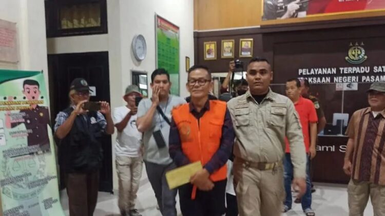 Kejari Pasbar Tetapkan Mantan Direktur RSUD Tersangka Dugaan Korupsi, Langsung Ditahan 1 Mantan Direktur RSUD Pasaman Barat yang juga sebagai Pengguna Anggaran dan Pejabat Pembuat Komitmen inisial Y saat digiring ke mobil tahanan Kejaksaan Negeri Pasaman Barat, Kamis malam. (Antara/Altas Maulana).