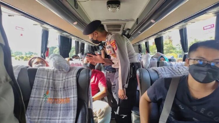 Ilustrasi pelaku perjalanan pengguna moda transportasi darat yang tetap menerapkan prokes terutama masker tengah menjalani pemeriksaan status vaksinasi sebelum menuju Pelabuhan Bakauheni. ANTARA/Ruth Intan Sozometa Kanafi.