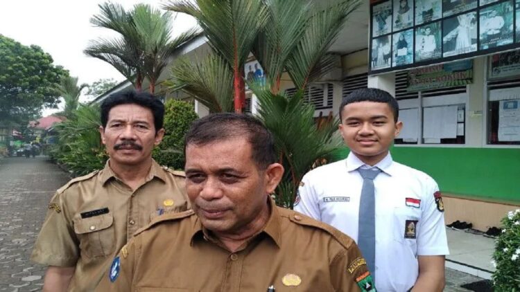 Siswa SMA Negeri 1 Harau Faiz Assidiki Wakili Sumbar untuk Parkibraka Nasional 1 M. Faiz Assidiki bersama kepala sekolah dan orang tuanya (Antara/Akmal Saputra)