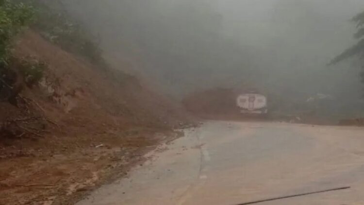 Jalan penghubung Padang-Solok tertutup akibat longsor. (IST)