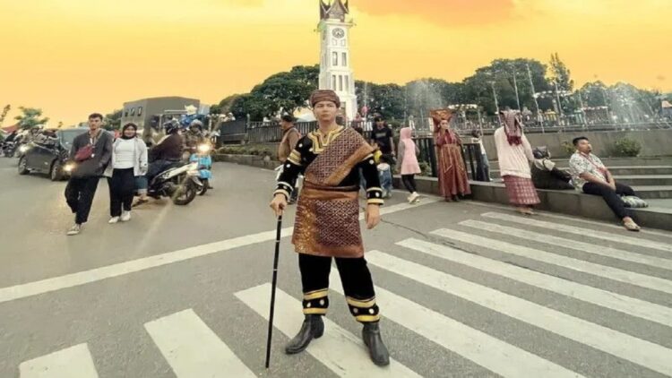 Mengganggu Pengguna Jalan, Polisi Minta Jam Gadang Fashion Week tidak Digelar di Jalan Raya 1 "Jam Gadang Fashion Week" di Bukittinggi (Antara/HO-Dokumen Pribadi)