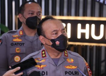 Irjen Pol Dedy Prasetyo saat memberi keterangan terkait polisi yang diperiksa dalam Tragedi Kanjuruhan