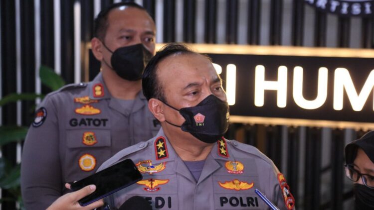 Tak Ada Bunker di Rumah Ferdy Sambo 1 Irjen Pol Dedy Prasetyo saat memberi keterangan terkait polisi yang diperiksa dalam Tragedi Kanjuruhan