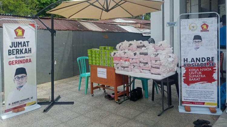 Pembagian nasi kotak Jumat berkah bersama Partai Gerindra di Masjid Mujahid, Purus Baru,Kelurahan Ujung Gurun, Kecamatan Padang Barat, Jumat (15/7/2022).