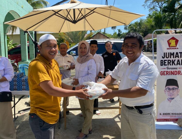 Andre Rosiade Gelar Jumat Berkah di Masjid Taqwa Air Manis Padang 1 Mewakili Anggota DPR RI Andre Rosiade, kader Gerindra Syahrul Ridha menyerahkan nasi kotak di Masjid Taqwa Muhammadiyah, Kelurahan Air Manis, Padang Selatan, Kota Padang.