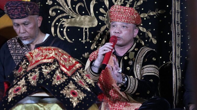 Dilewakan Adat, Kapolda Sumbar Berjanji akan Tanggung Jawab Sebagai Datuak 1 Kapolda Sumbar didampingi Gubernur Mahyeldi saat sambutan usai dilewakan jadi Datuak.