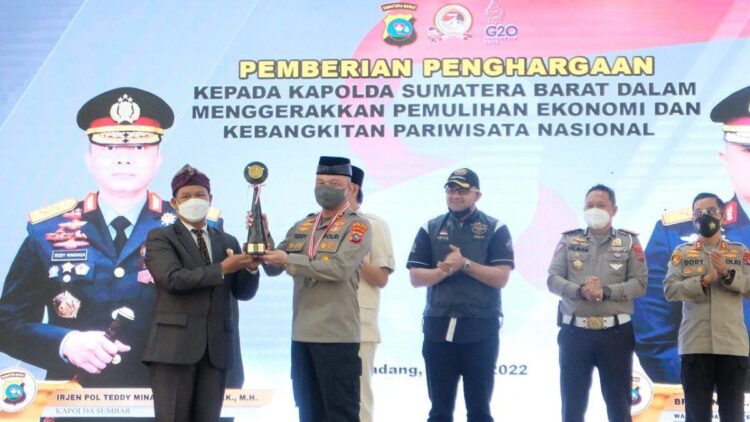 Sukses Bangkitkan Pariwisata, Kapolda Sumbar Terima Penghargaan dari Berbagai Lembaga 1 Kapolda Sumbar dapat penghargaan.