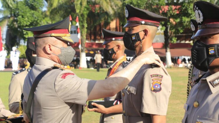 Kapolda menyematkan pangkat untuk perwakilan calon bintara yang dilantik.