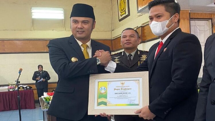 Kasat Reskrim Sijunjung, AKP Abdul Kadir Jailani dapat penghargaan dari Bupati Sijunjung  pada perayaan Hari Bhayangkara ke-76 di daerah tersebut.