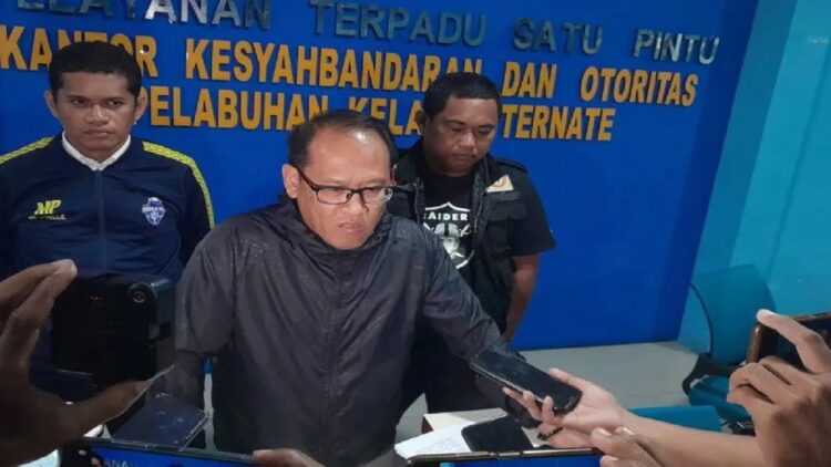 Kepala KSOP Pelabuhan Kelas II Ternate, Agustinus saat melakukan konferensi pers pada Selasa (19/7) dini hari terkait tenggelamnya kapal KM Cahaya Arafah rute Ternate-Halmahera Selatan dengan membawa 66 orang penumpang di perairan Tokaka, Gane Barat (ANTARA/Abdul Fatah)