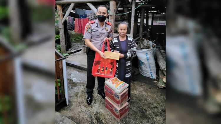 Kompol Albert Zai beri bantuan sembako di Hari Bhayangkara.