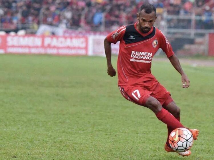 M Nur Iskandar saat membela Semen Padang FC.