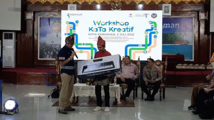 Pemain Talempong di Pariaman Ini Dapat Hadiah Keyboard dari Sandiaga Uno 1 Menteri Pariwisata dan Ekonomi Kreatif (Menparekraf) RI Sandiaga Uno (kiri) menyerahkan keyboard kepada pemain talempong di Pariaman. (Antara)