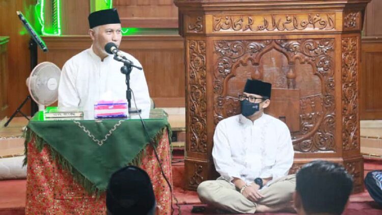Menparekraf dan Buya Mahyeldi melakukan subuh mubarakah di Bukittinggi.