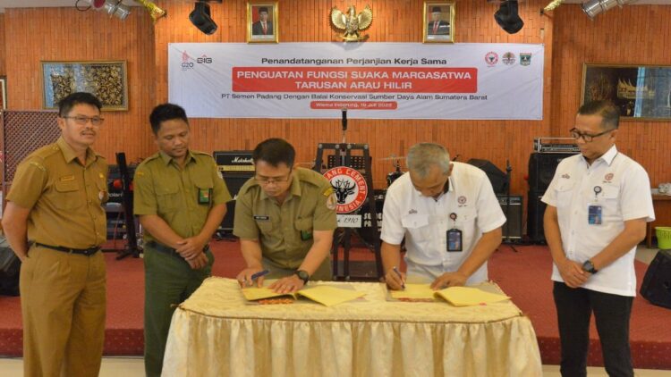Dirut PT Semen Padang Asri Mukhtar (dua dari kanan) dan Kepala BKSDA Sumbar Ardi Andono (tiga dari kanan) melakukan penandatangan PKS tentang Penguatan Fungsi Suaka Margasatwa Tarusan Arau Hilir di Wisma Indarung PT Semen Padang, Selasa (19/7/2022). Tampak mendampingi Direktur Operasi PT Semen Padang, Indrieffouny Indra (paling kanan), dan pejabat dari Dinas Kehutanan Sumbar dan BKSDA Sumbar.