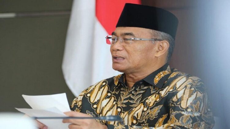 Baru saja menjabat Mensos Ad Interim, Muhadjir Effendy langsung mencabut izin ACT. (net)