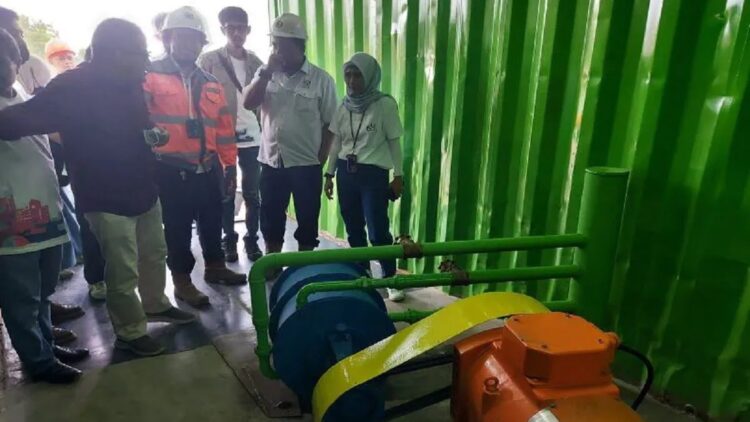 Direktur Keuangan dan Umum PT Semen Padang Oktoweri meninjau PLTA Pico Hydro di kompleks PT Semen Padang Indarung, Selasa (Antara/Ikhwan Wahyudi)
