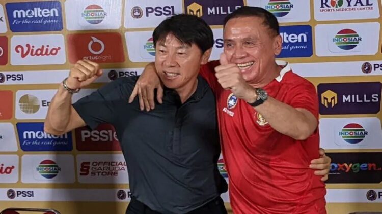 Ketua Umum PSSI Mochamad Iriawan (kanan) merangkul pelatih tim nasional U-19 Indonesia Shin Tae-yong selepas sesi konferensi pers di Stadion Patriot Candrabhaga, Bekasi, Minggu (10/7/2022). (Michael Siahaan)