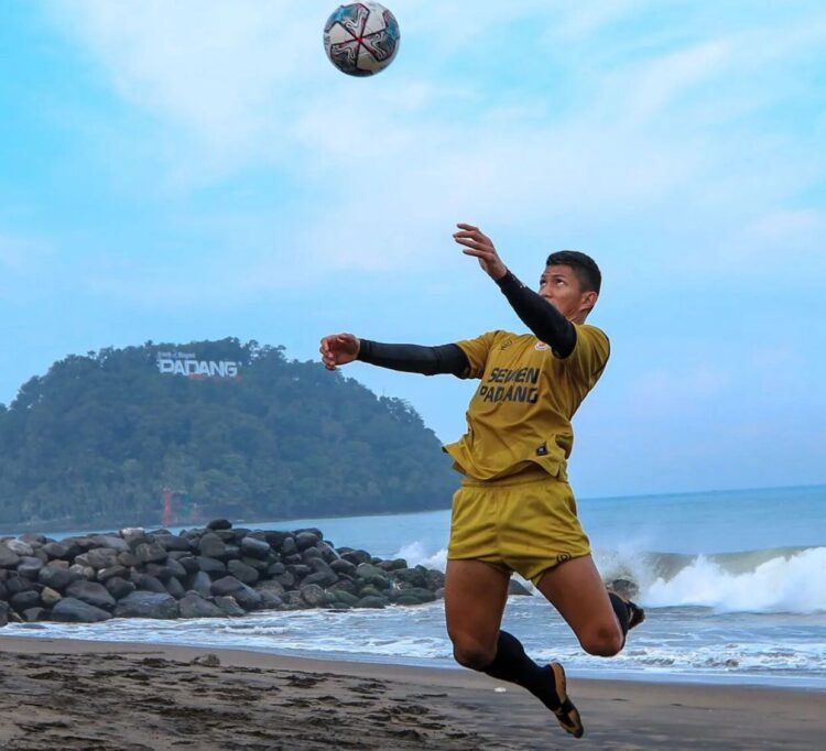 Pemain Semen Padang FC berlatih di Pantai Padang, Sabtu (23/7/2022).