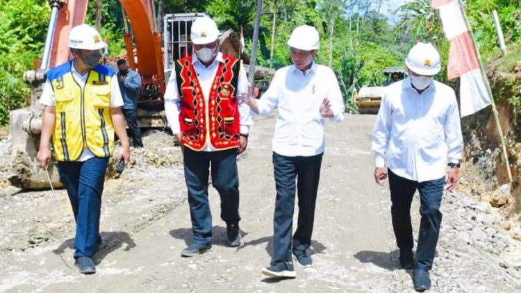 Presiden Jokowi Tinjau Proyek Peningkatan Struktur Jalan di Pulau Nias 1 Presiden Jokowi meninjau proyek peningkatan struktur jalan Laehuwa-Ombolata-Tumula-Faekhuna’a di Nias Utara, Sumut, Rabu (06/07/2022). (Foto: Humas Setkab/Kris)