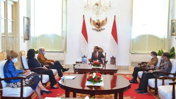 Bank Dunia Nilai Positif Perkembangan Ekonomi Indonesia di Tengah Situasi Sulit 1 Presiden Jokowi menerima delegasi Bank Dunia di Istana Merdeka, Jakarta, Kamis (14/07/2022). (Foto: BPMI Setpres/Rusman)