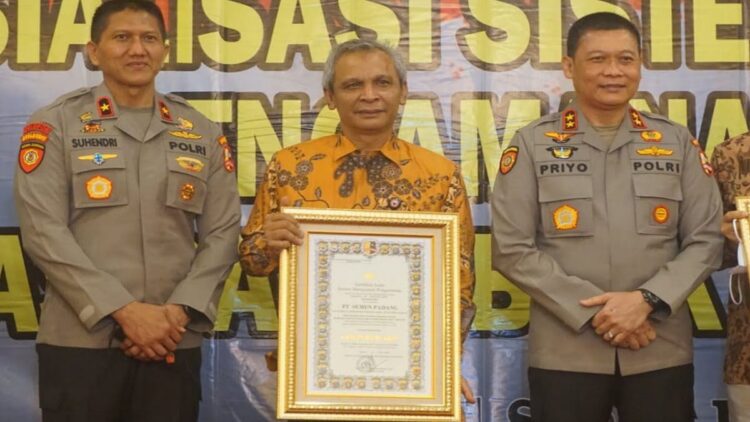 Kapolri yang diwakili Kakorshabara Baharkam Polri Irjen. Pol. Priyo Widyanto menyerahkan penghargaan SMP Obvitnas kepada Direktur Utama PT Semen Padang Asri Mukhtar.