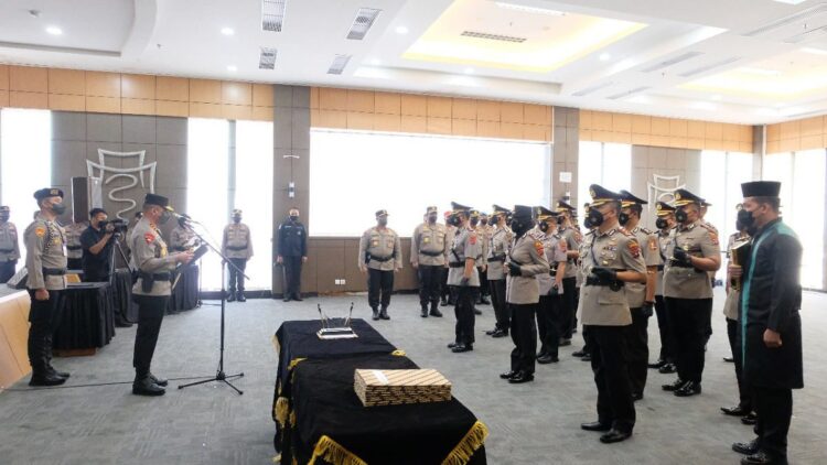 Kabid Humas dan Tujuh Kapolres Sejajaran Polda Sumbar Resmi Berganti 1 Sertijab Kabid Humas dan tujuh Kapolres di Mapolda Sumbar.