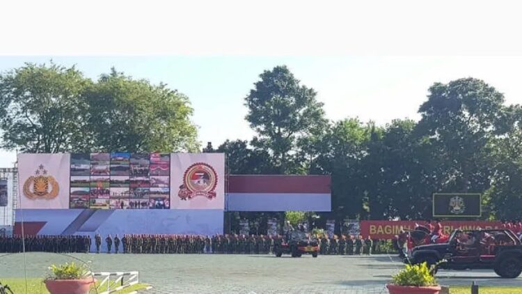 Jokowi: Kesalahan Kecil Bisa Rusak Kepercayaan Masyarakat terhadap Polri 1 Presiden Joko Widodo sedang memeriksa pasukan saat menjadi inspektur upacara HUT Ke-76 Bhayangkara di Akpol Semarang, Selasa. (ANTARA/ I.C.Senjaya)