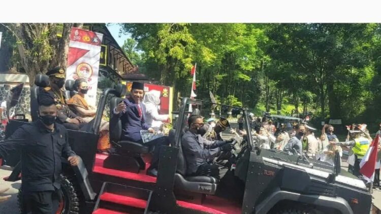 Presiden Joko Widodo menyapa masyarakat usai upacara HUT Ke-76 Bhayangkara di Akpol Semarang, Selasa. (ANTARA/ I.C.Senjaya)