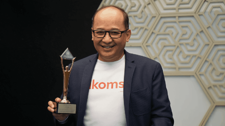 Direktur Human Capital Management Telkomsel R. Muharam Perbawamukti saat menerima penghargaan Gold Winner yang diraih Telkomsel pada ajang 2022 Asia-Pacific Stevie Awards. Prestasi 'Gold' penghargaan ini diperoleh di kategori ‘Innovation in Human Resources Management, Planning & Practice’ untuk industri telekomunikasi.