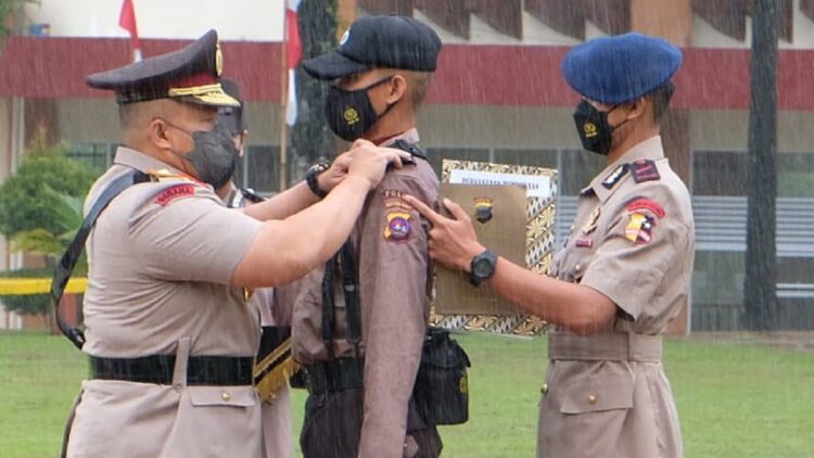 Di Tengah Guyuran Hujan, Wakapolda Sumbar Buka Diktukba Polri Gelombang II TA 2022 1 Wakapolda Sumbar pasang lencana pada siswa Diktukba gelombang dua di tengah guyuran hujan.