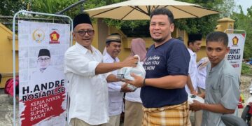 Jumat Berkah di Masjid Mukhlisin Kurao Pagang, Andre Rosiade Berbagi Ratusan Nasi Kotak dan Bantu Pembangunan