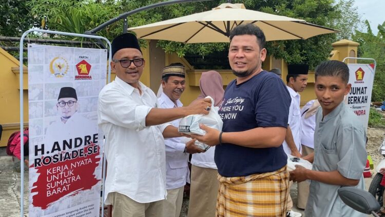 Wakil Bendahara DPD Partai Gerindra Sumbar Joni Rusjan menyerahkan nasi kotak kepada jamaah Masjid Mukhlisin, Kurao Pagang, Kecamatan Nanggalo, Kota Padang, Jumat (22/7).