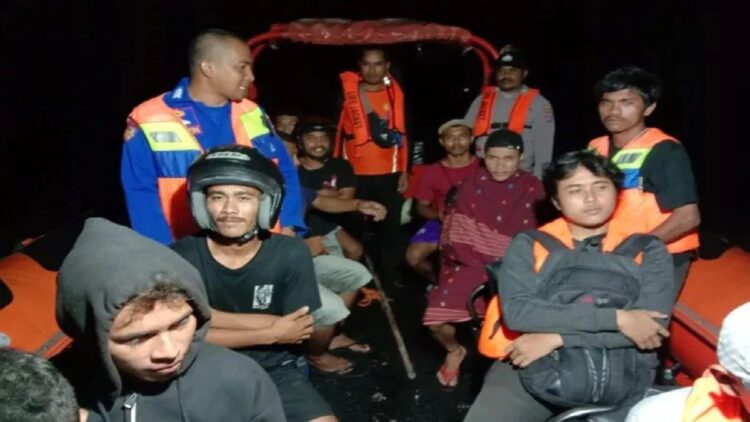 Basarnas Berhasil Evakuasi 13 Penumpang KM Karmila yang Alami Kecelakaan di Perairan NTT 1 Tim SAR mengevakuasi 13 penumpang KM Karmila dari Perairan Pulau Kambing, Taman Nasional Komodo, Labuan Bajo, Kabupaten Manggarai Barat, Provinsi Nusa Tenggara Timur, Kamis (30/6/2022) (ANTARA/HO Basarnas Maumere)