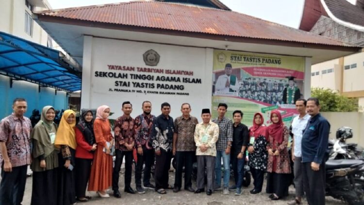 Foto bersama di sela-sela kegiatan pelatihan pendampingan proses produk halal batch 2 yang diadakan Halal Center Yastis Sumbar. (IST)