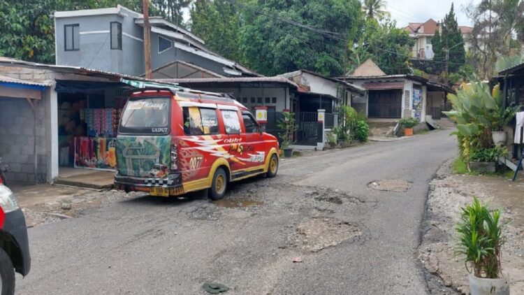 Jalan Berlobang di Simpang Gadut Padang Dikeluhkan, Warga Minta Segera Diperbaiki 1 Sejumlah lobang ditemui di badan jalan di Simpang Gadut Kota Padang. (IST)
